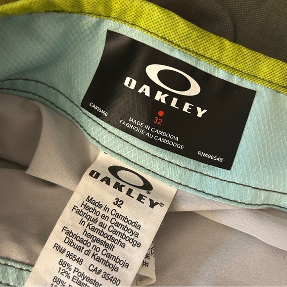 ❤️ Oakley Men's Green and Yellow Board Shorts Size 32 - Picture 4 of 9